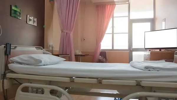 深圳市办理入户积分_变态男躲女神床下，尺度生猛的日本电影！ 多岁门口一名女子站着