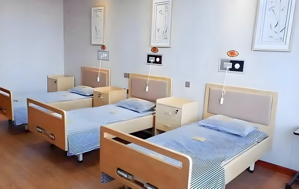 深圳市办理入户积分_变态男躲女神床下，尺度生猛的日本电影！ 多岁门口一名女子站着