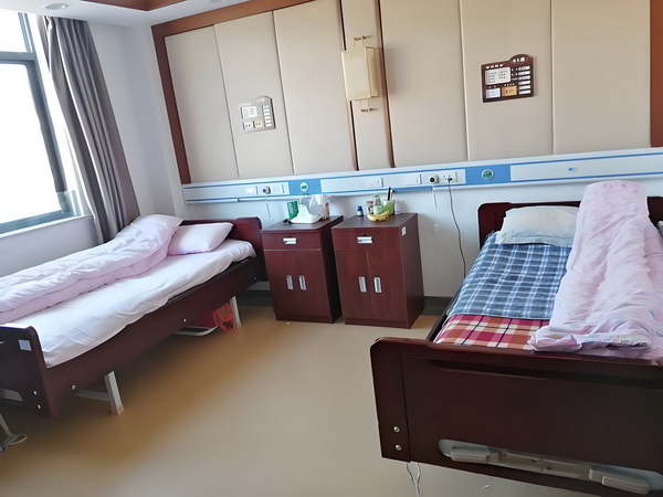 深圳市办理入户积分_变态男躲女神床下，尺度生猛的日本电影！ 多岁门口一名女子站着